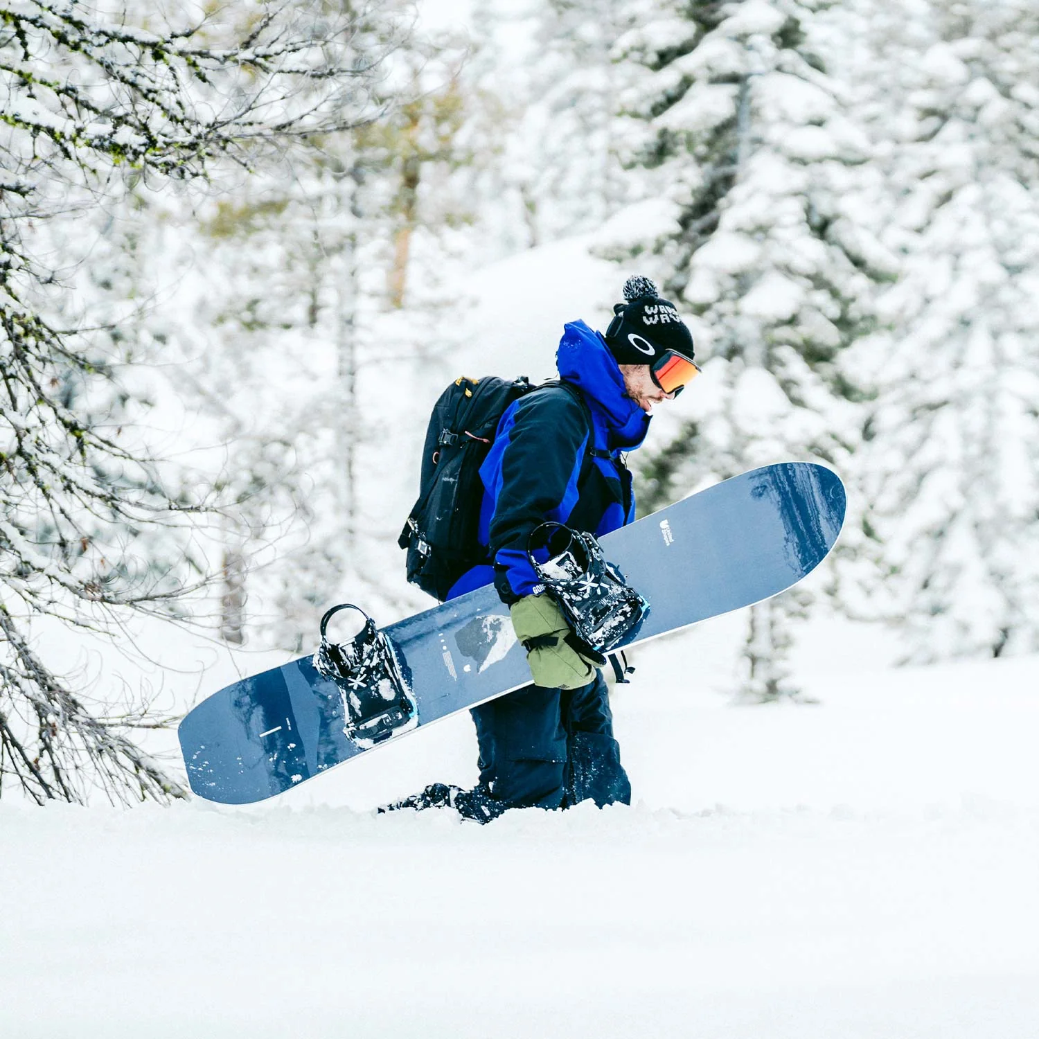 DESKA SNOWBOARDOWA UNITED SHAPES CADET LTD 2025 United-Shapes-Cadet-LTD-2025-Lifestyle-1x1